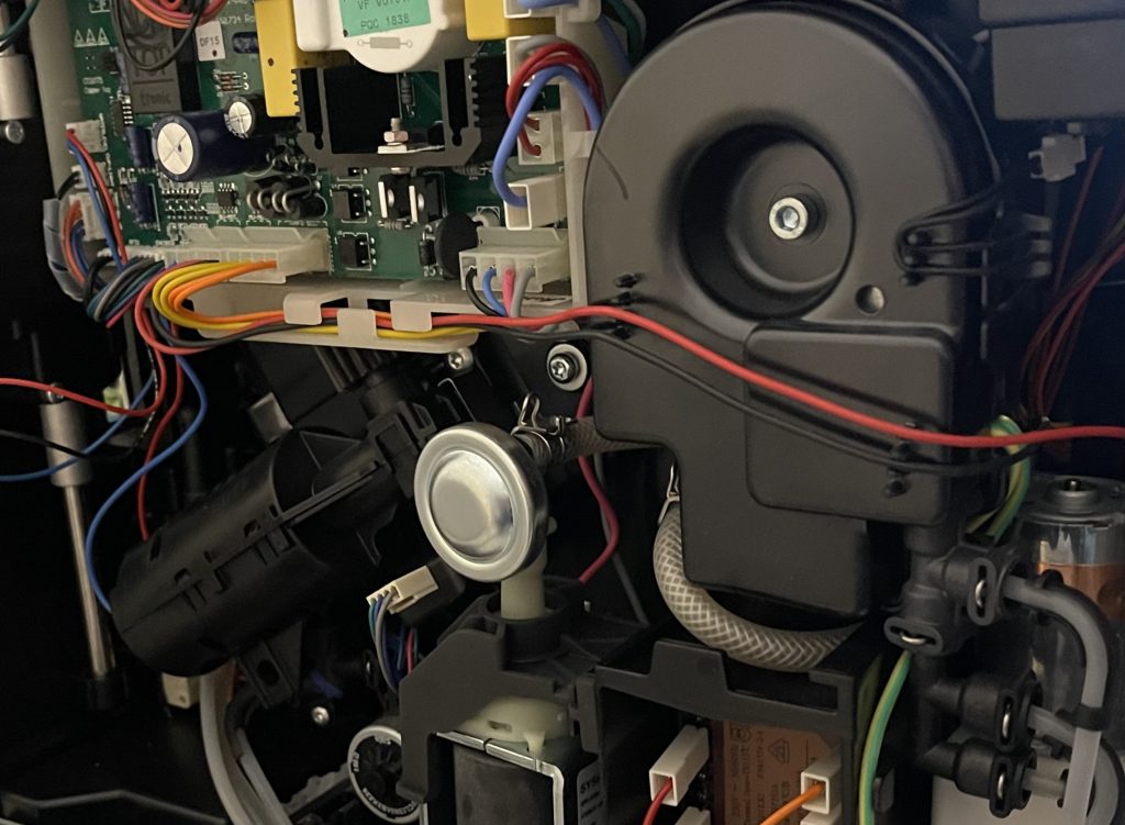 Jura reparatie close up bij de jong koffie werkplaats