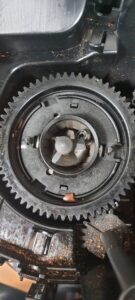 Geopende Jura E6 met een door een schroef geblokkeerde koffiemolen