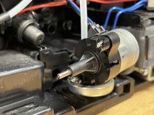 Afgebroken bevestiging van de drainagemotor in een Jura E8