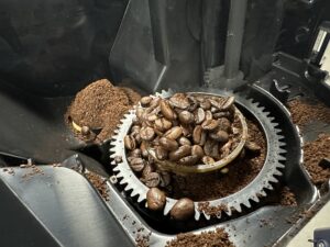 Jura WE6 koffiemolen verstopt met koffiebonen en gemalen koffie