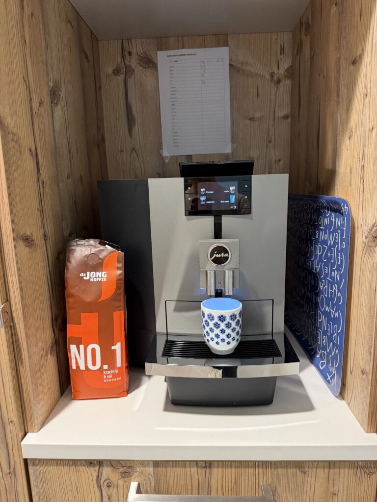 JURA X4 in de koffiecorner van een huisartspraktijk in Zeist